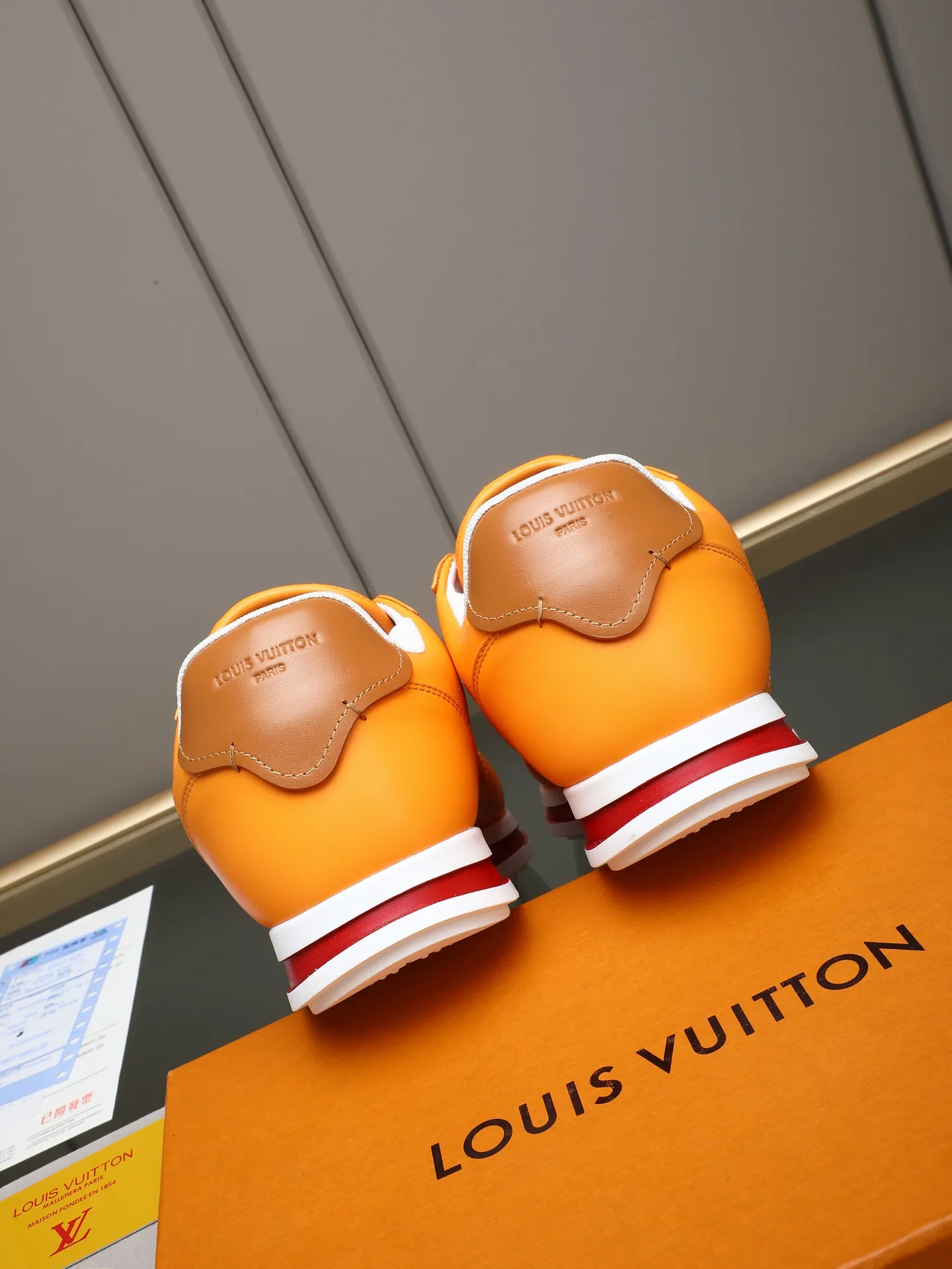PP560 LV Louis Vuitton L Jialu Brand Runner Tatic Series Thick-soled Casual Sports Shoes Running Shoes Original purchase, development and production This LV Runner Tatic sports shoe combines technical materials such as mesh fabric and ribbons to interpret the inspiration of traditional mountaineering shoes. LV letters are written on one side, the lariat buckle of the quick lacing system is embellished with Monogram flowers and Louis Vuitton logos, and the light and wear-resistant rubber outsole completes the whole. ▪️Fabric: Original imported cowhide + mesh ▪️Inner lining: Original customized breathable mesh ▪️Sole: Original open-molded anti-slip rubber combination material ▪️Size: Men's 38-44 (customized for 45 and 46)